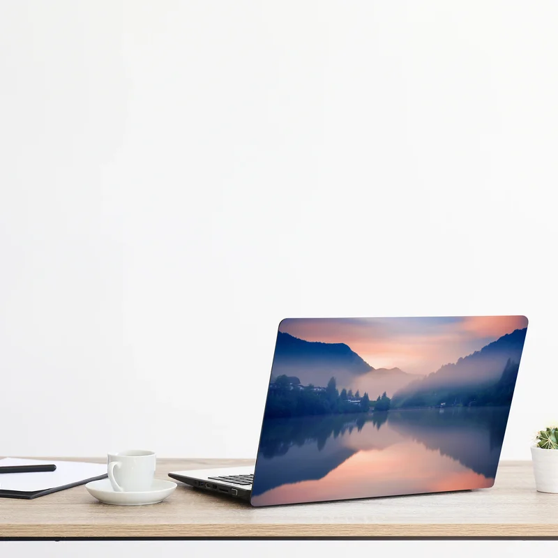 Naklejka na laptopa mglisty górski poranek nad jeziorem