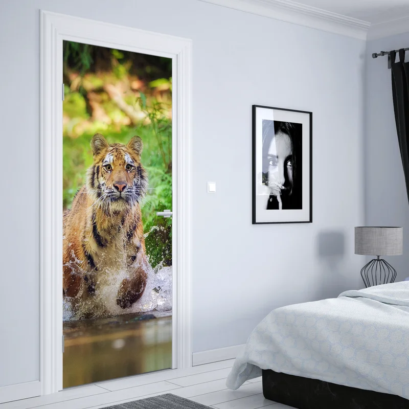 Türaufkleber majestätischer tiger im waldbach Türaufkleber majestätischer tiger im waldbach