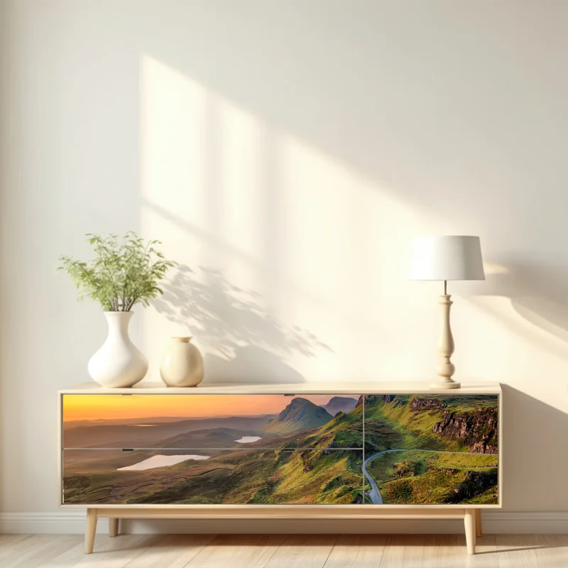 Repositionierbarer Aufkleber sonnenuntergang über grünen hügeln