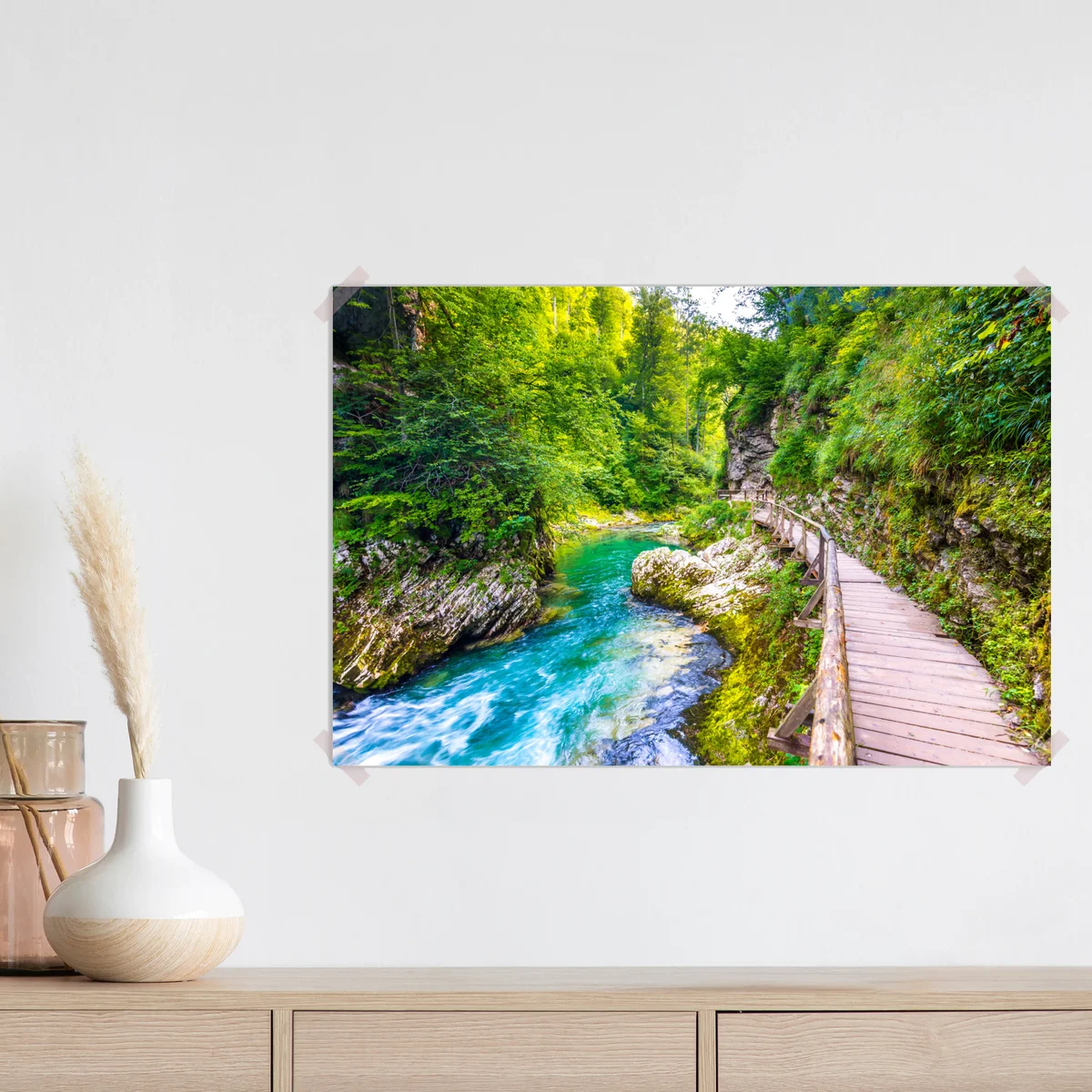 Poster türkisfarbener fluss und holzsteg im wald Poster türkisfarbener fluss und holzsteg im wald