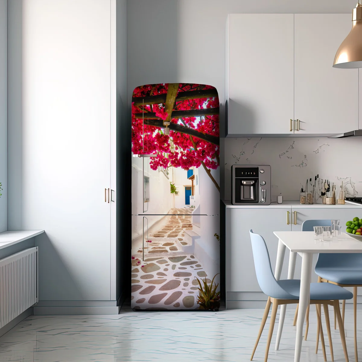 Kühlschrankaufkleber sonnige gasse in Griechenland mit bougainvillea Kühlschrankaufkleber sonnige gasse in Griechenland mit bougainvillea