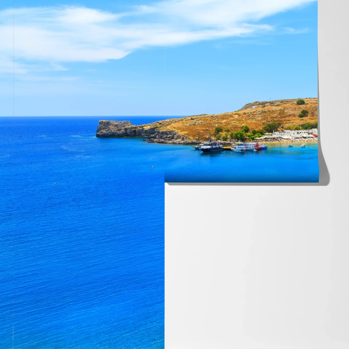 Fototapete sonnige bucht mit hügeligem küstendorf Fototapete sonnige bucht mit hügeligem küstendorf