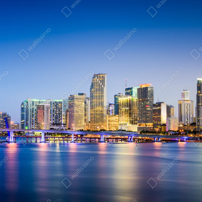 Fototapete Miami skyline der innenstadt bei dämmerung Fototapete Miami skyline der innenstadt bei dämmerung