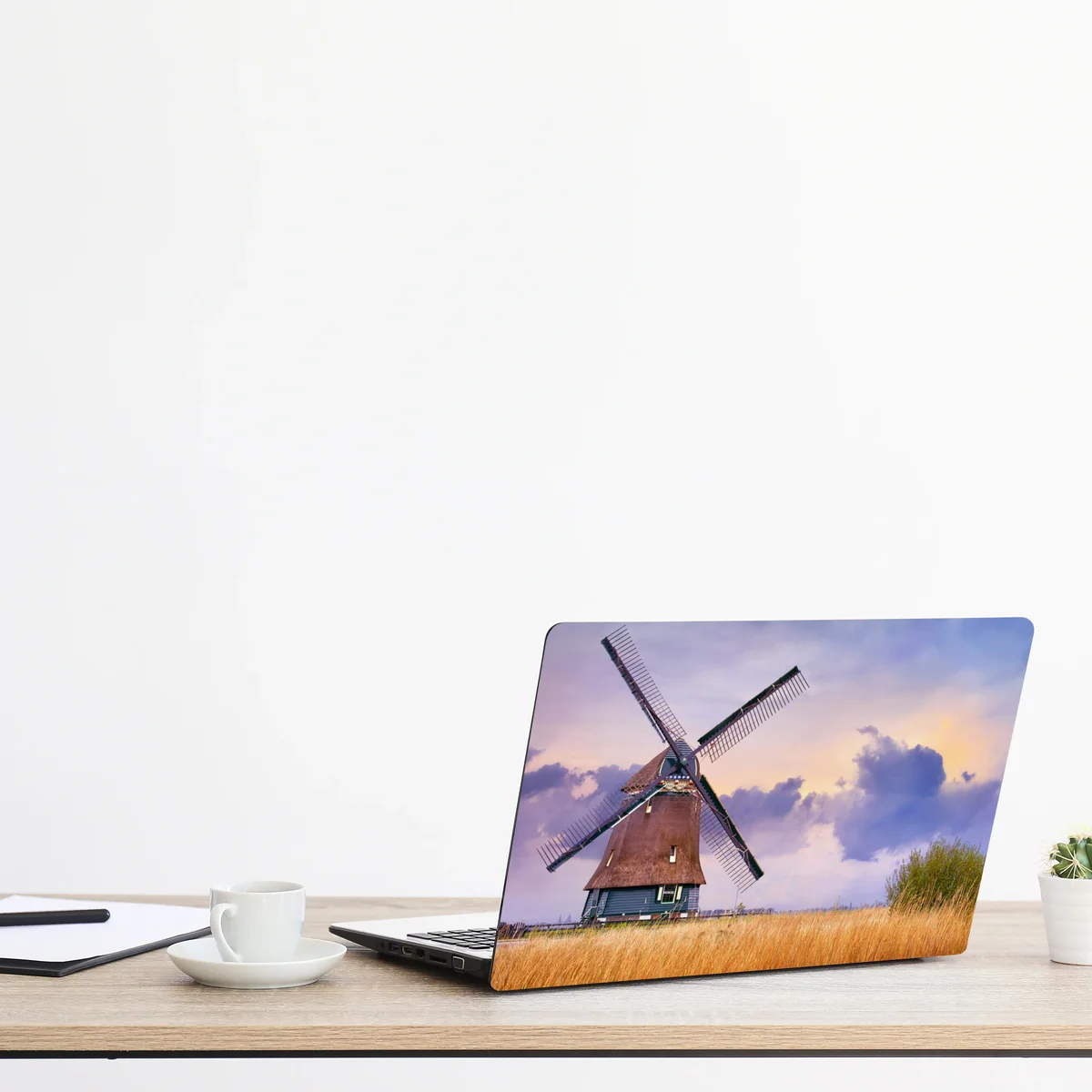 Naklejka na laptopa historyczny wiatrak na złotych polach Naklejka na laptopa historyczny wiatrak na złotych polach