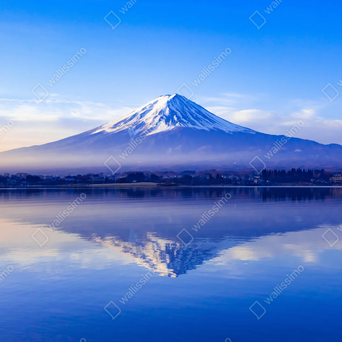 Türaufkleber Mount Fuji morgendliche reflexion über ruhigem see Türaufkleber Mount Fuji morgendliche reflexion über ruhigem see