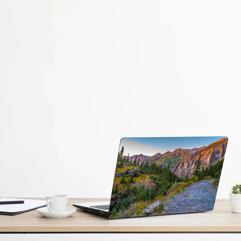 Naklejka na laptopa alpejski szlak o zachodzie słońca Naklejka na laptopa alpejski szlak o zachodzie słońca