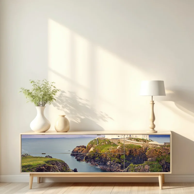 Repositionierbarer Aufkleber lila leuchtturm an steiler küste